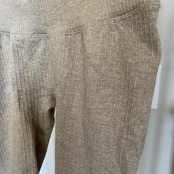 Amazon ribbed high waisted V-back leggings - Picture 3 of 4